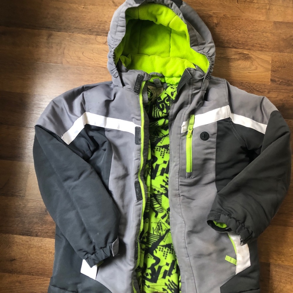 It’s boys 10/12 Winter coat!!! Won’t last long!